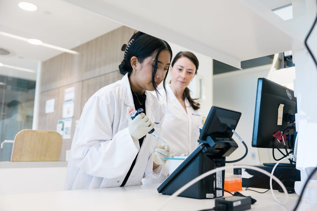 Dr Alicia Brunet and Dr Livia Carvalho in the laboratory