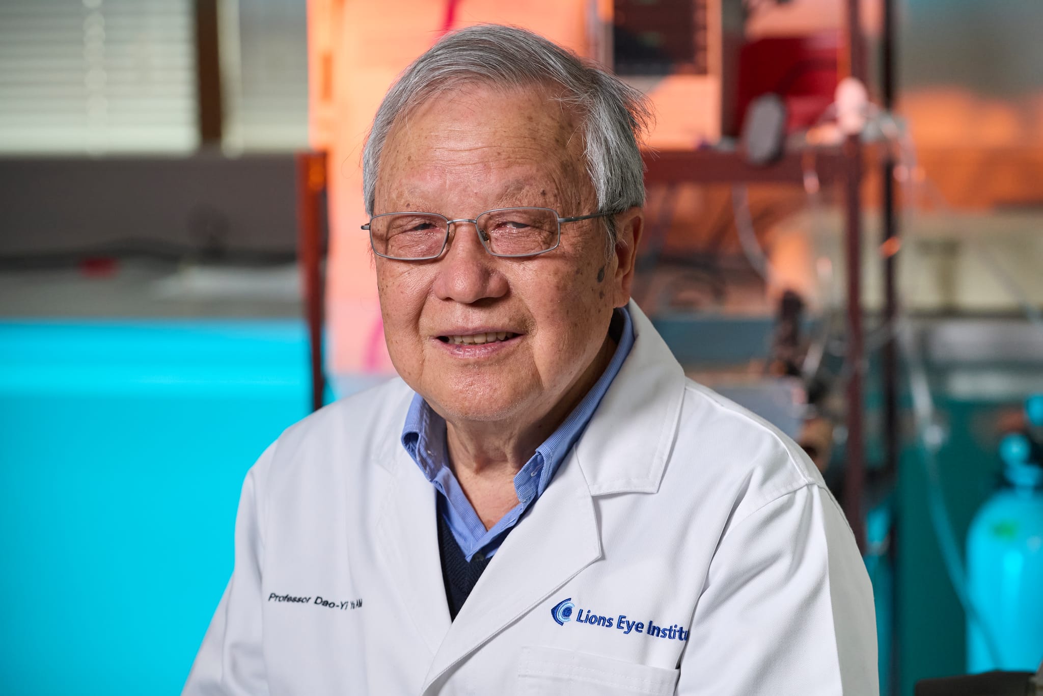 Professor Dao-Yi Yu AM in the laboratory